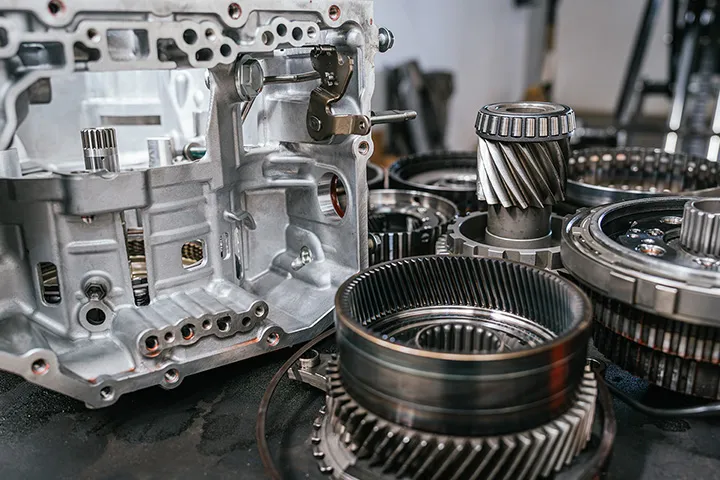 自動車部品の製造スタッフ