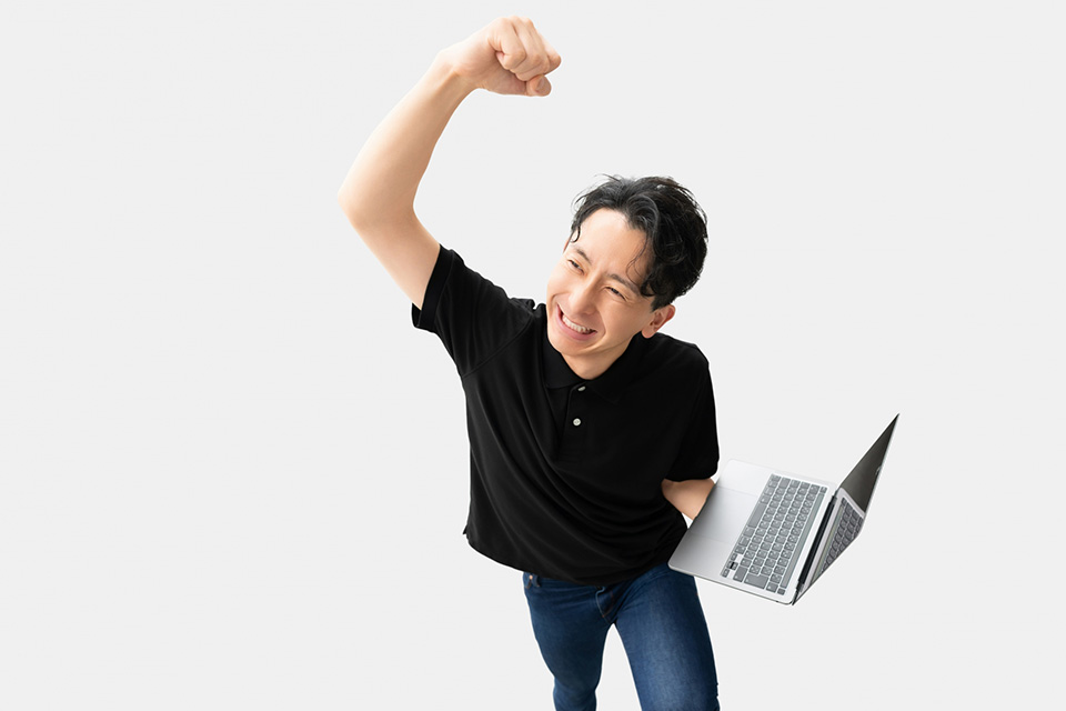 ホーカムの住み込み求人で人生が変わり拳を上げて喜ぶ男性